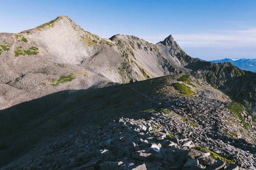 北アルプスの稜線から眺める槍ヶ岳と中岳の山並み