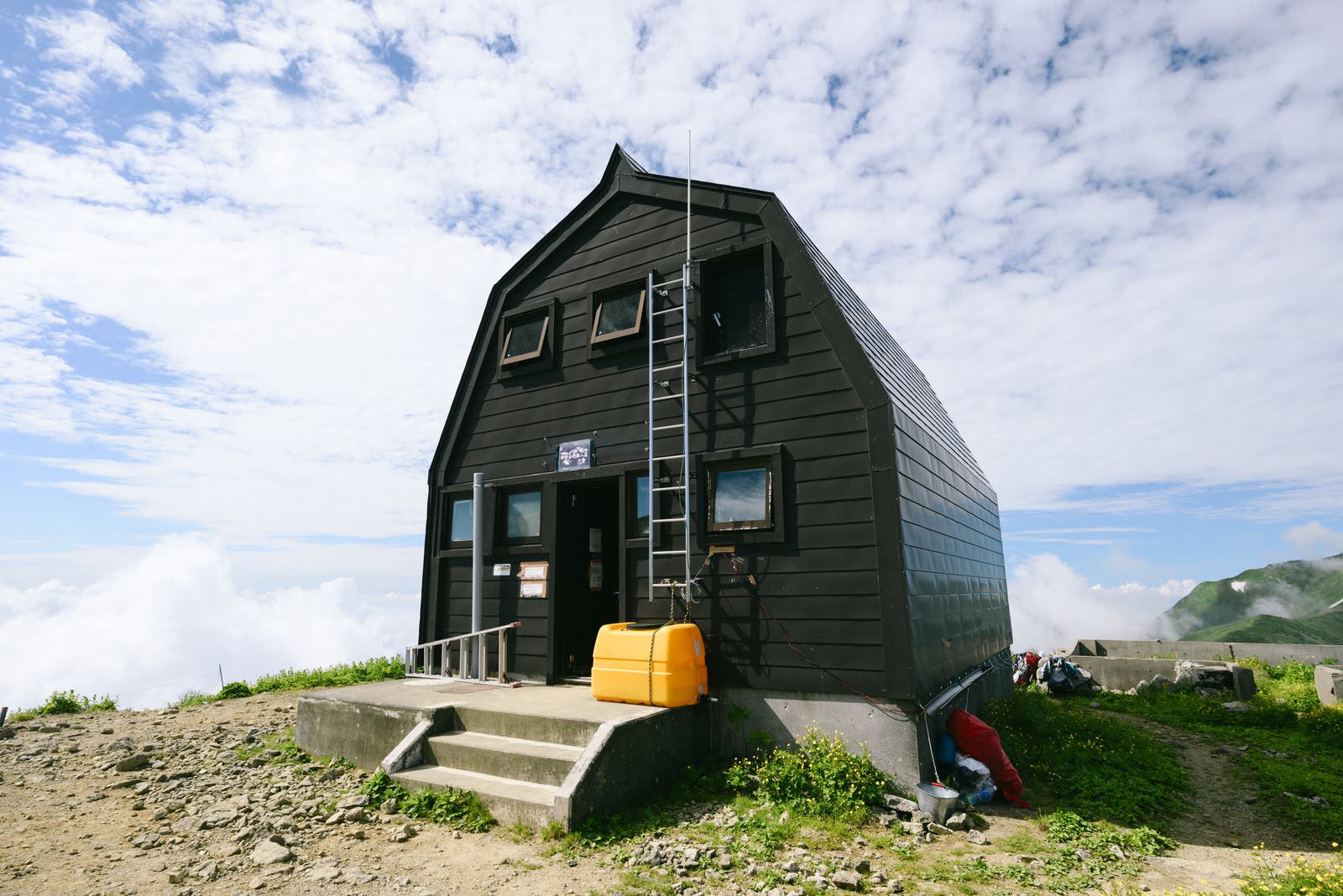 飯豊山・御西小屋の外観（夏）