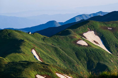 飯豊山の明け方、門内小屋の遠景と緑の稜線