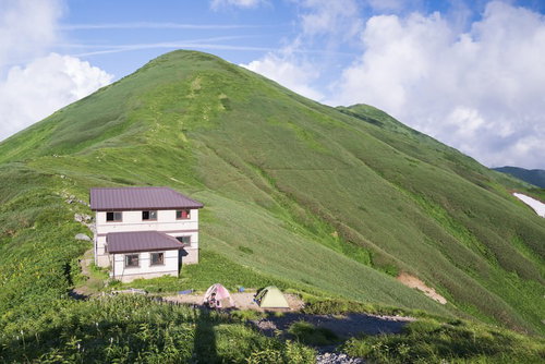 飯豊山の梅花皮小屋と山稜の景観