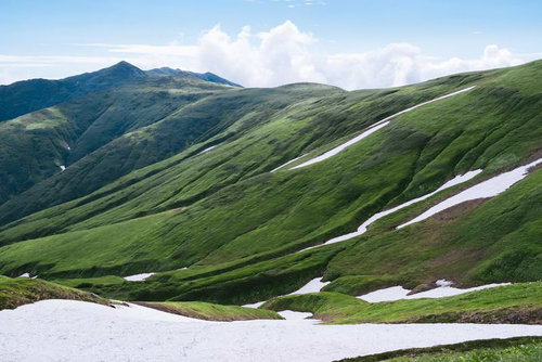 飯豊本山全景と残雪の稜線