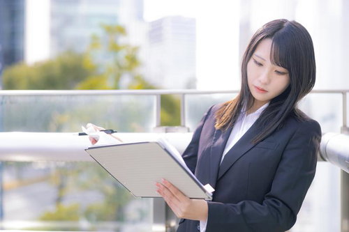 庭に咲くアガパンサスの青紫色の花