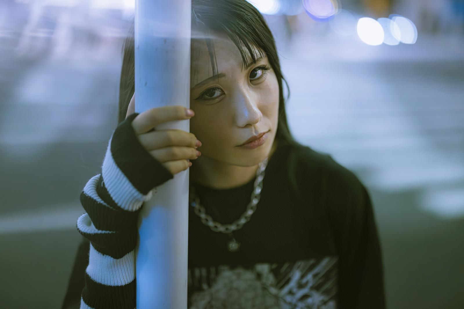 柱に手を添えるV系女子、暗い表情で出待ち［モデル：るい］