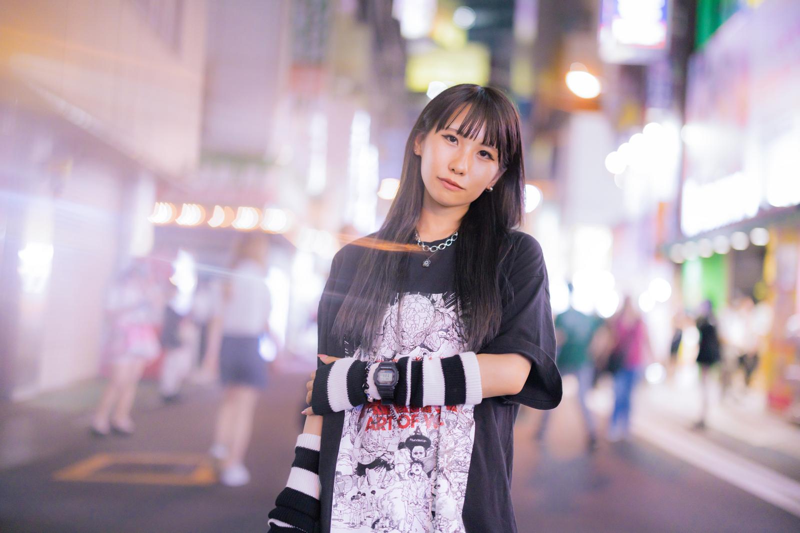 夜のネオン街を背景にV系ファッションで立つ黒髪の女性［モデル：るい］