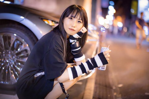 エナドリ片手に待ち合わせ時間を潰す女性のカジュアルファッション