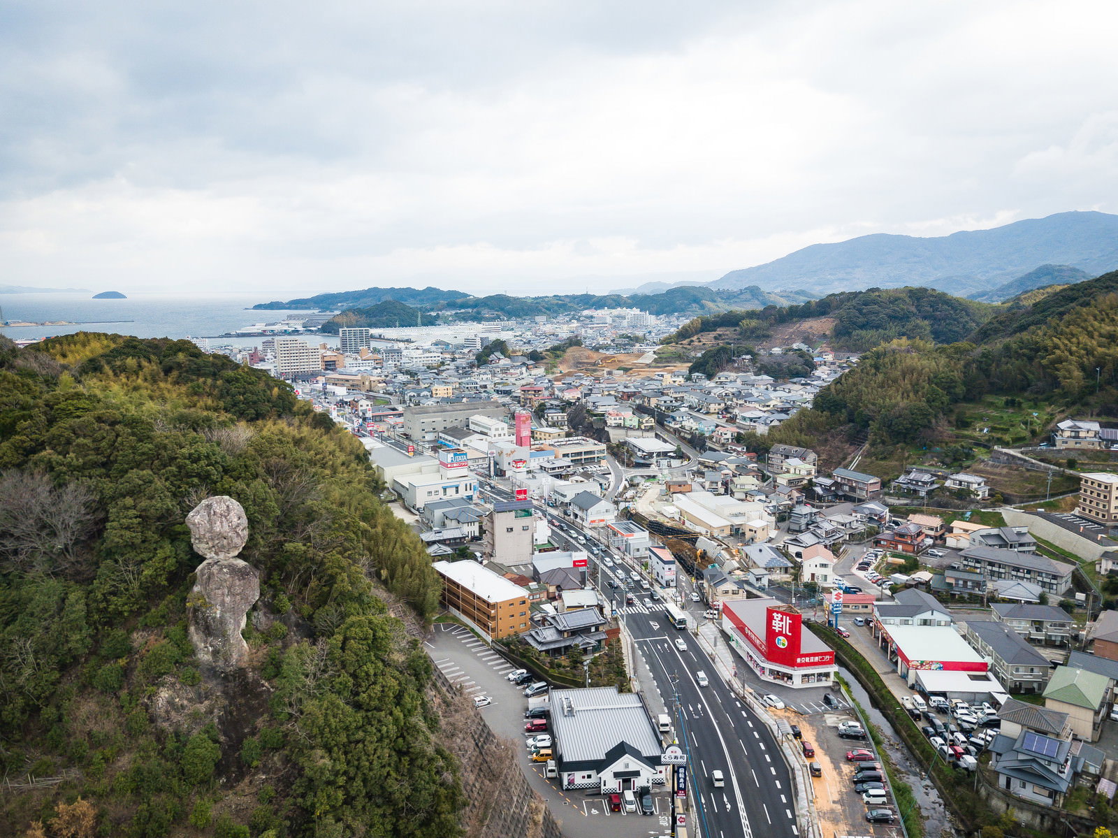 山間部の住宅街と鯖くさらかし岩が見える長崎県時津町の風景