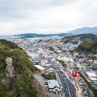長崎県時津町の206号線沿い、鯖くさらかし岩と山間の住宅街の写真