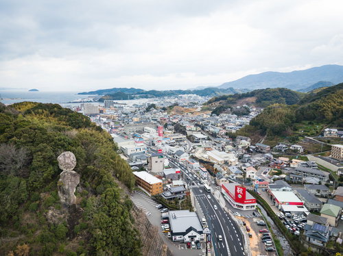 長崎県時津町の206号線沿い、鯖くさらかし岩と山間の住宅街