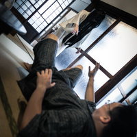 体験型お化け屋敷で驚く外国人客の反応と恐怖の表情の写真