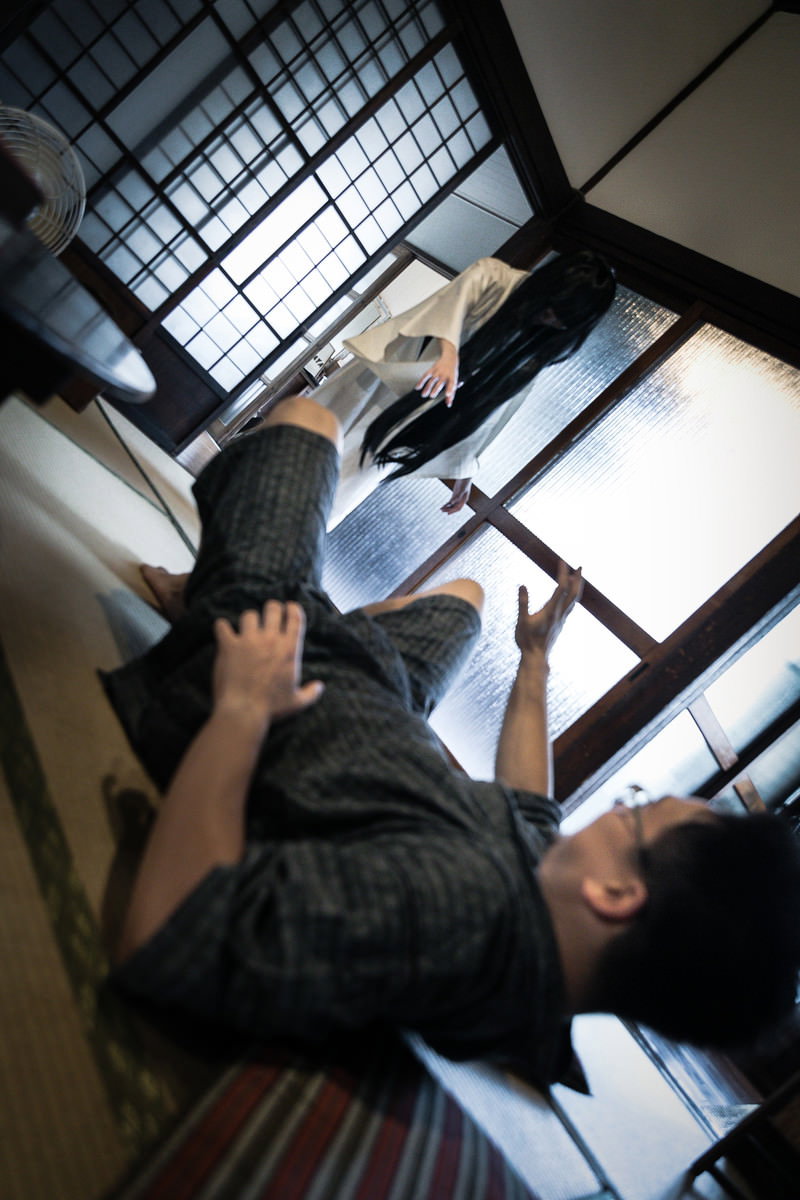 お化け屋敷で驚いて身を寄せ合う外国人グループ［モデル：Max_Ezaki 緋真煉］