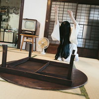 古民家の和室で激怒して逆ギレするちゃぶ台返しの写真