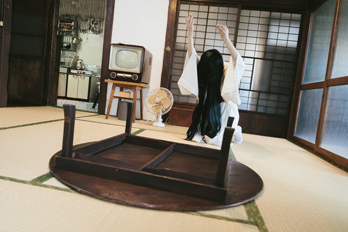 古民家の和室で激怒して逆ギレするちゃぶ台返し