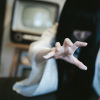 視聴後にテレビから這い出てくる呪われた女性の写真