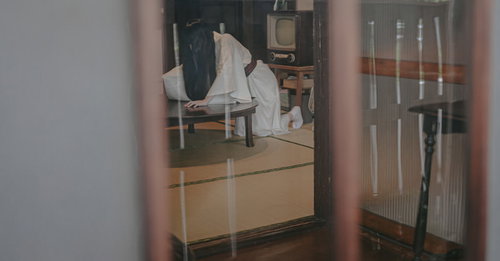 隣の家を覗いたら呪われる寸前だった