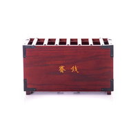 朱色の賽銭箱が現れた神社の参拝風景の写真