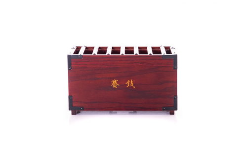 朱色の賽銭箱が現れた神社の参拝風景