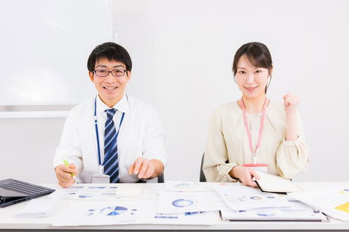 資料を前に自信を持って臨む、職場の頼もしいメンバーの笑顔