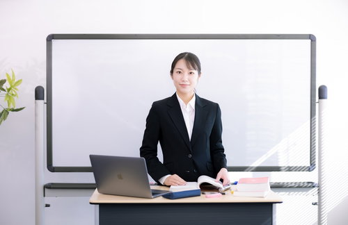 セミナー会場で登壇してプレゼンテーションを行う女性講師