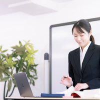 資料を確認しながら授業を行う先生の講演風景の写真