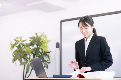 資料を確認しながら授業を行う先生の講演風景