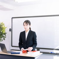 学級崩壊のクラスを担当した講師が不愛想な表情で対応するの写真