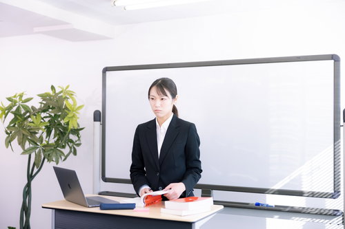 学級崩壊のクラスを担当した講師が不愛想な表情で対応する