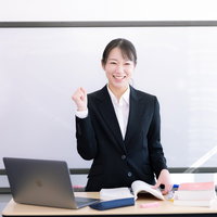 セミナー参加者にエールを送るガッツポーズの女性講師の写真