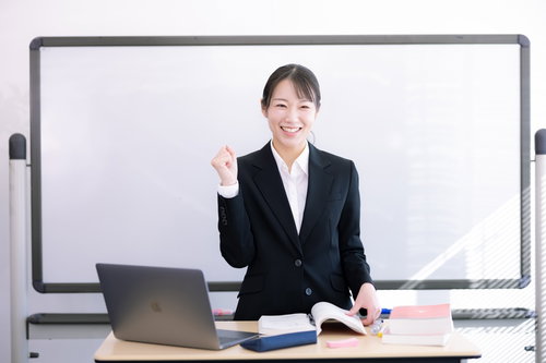 セミナー参加者にエールを送るガッツポーズの女性講師