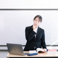質問に戸惑う女性講師のセミナー風景の写真