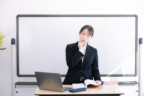 質問に戸惑う女性講師のセミナー風景