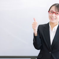 親指を立てて「GJ」する女性講師の写真