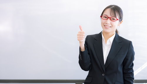 親指を立てて「GJ」する女性講師