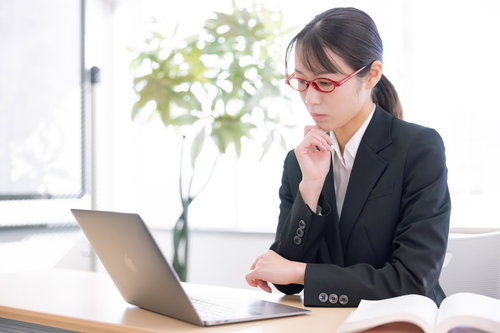 疑問に感じながらデータを眺めるファイナンシャルプランナーの女性