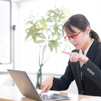 パソコン教室で人差し指タイピングを学ぶ新人女性の写真