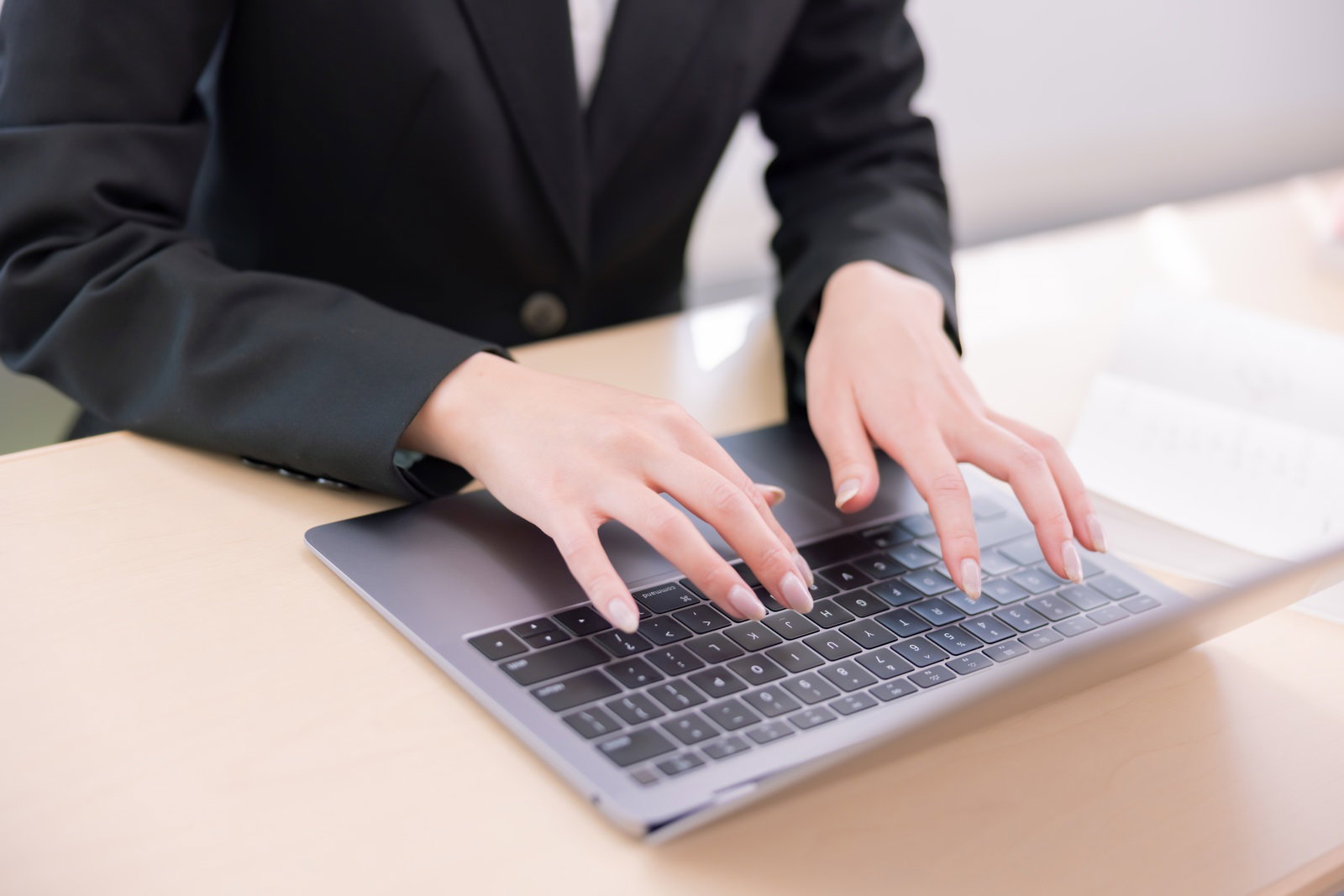 ノートパソコンでタイピングする女性の手元［モデル：SAKI］