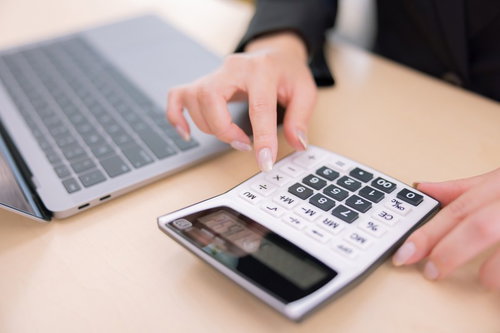 確定申告で電卓を使う事務員の指先