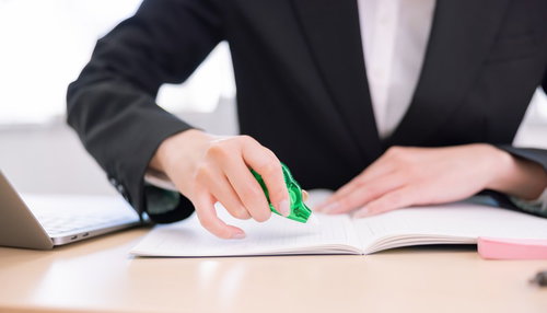 修正テープを使用する手元