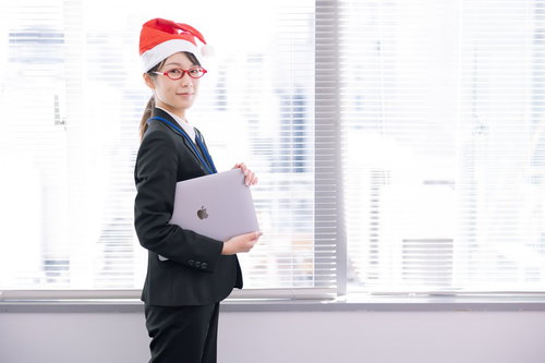サンタ帽をかぶったクリスマスモードの女性社員