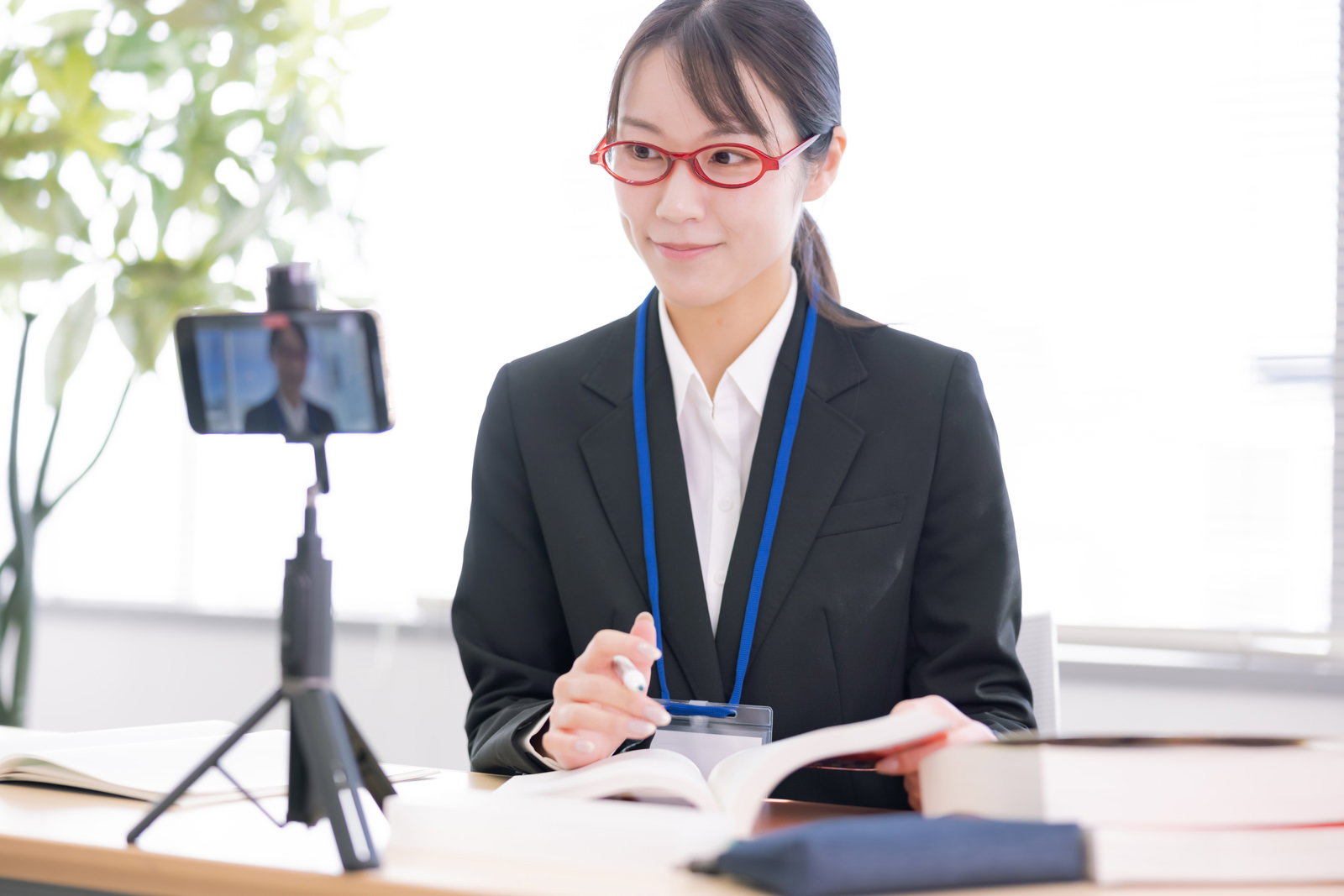 オンライン講義で動画撮影中の眼鏡をかけた女性講師［モデル：SAKI］