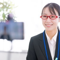オンラインセミナー中に笑顔を見せる講師の女性の写真