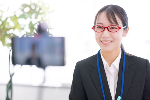 オンラインセミナー中に笑顔を見せる講師の女性