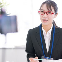 オンライン講義に参加する指導員の講師による研修指導の写真