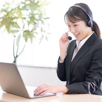 コールセンターの女性オペレーターの写真