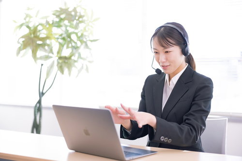 電話サポートで説明中のコールセンターオペレーター女性