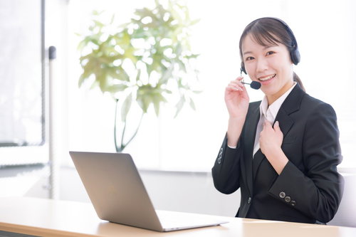 誠心誠意リモート対応するオペレーター女性