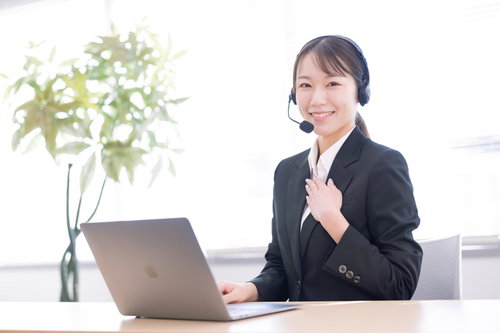 胸をなでおろすコールセンターのオペレーター女性