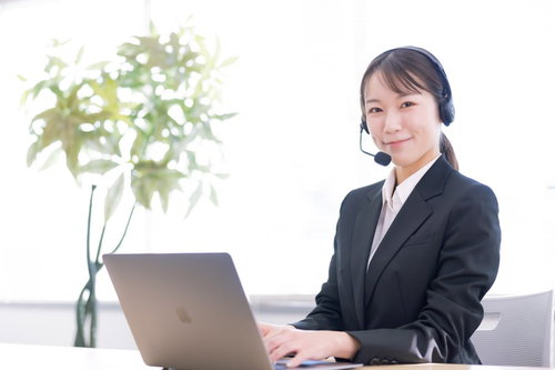 ヘッドセットを装着したコールセンターの女性オペレーター