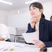 資料を眺めながらセミナーに参加する社員たちの写真