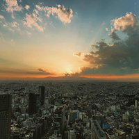 SHIBUYA SKYからの夕暮れ眺め、夕焼けに染まる渋谷の街並みの写真