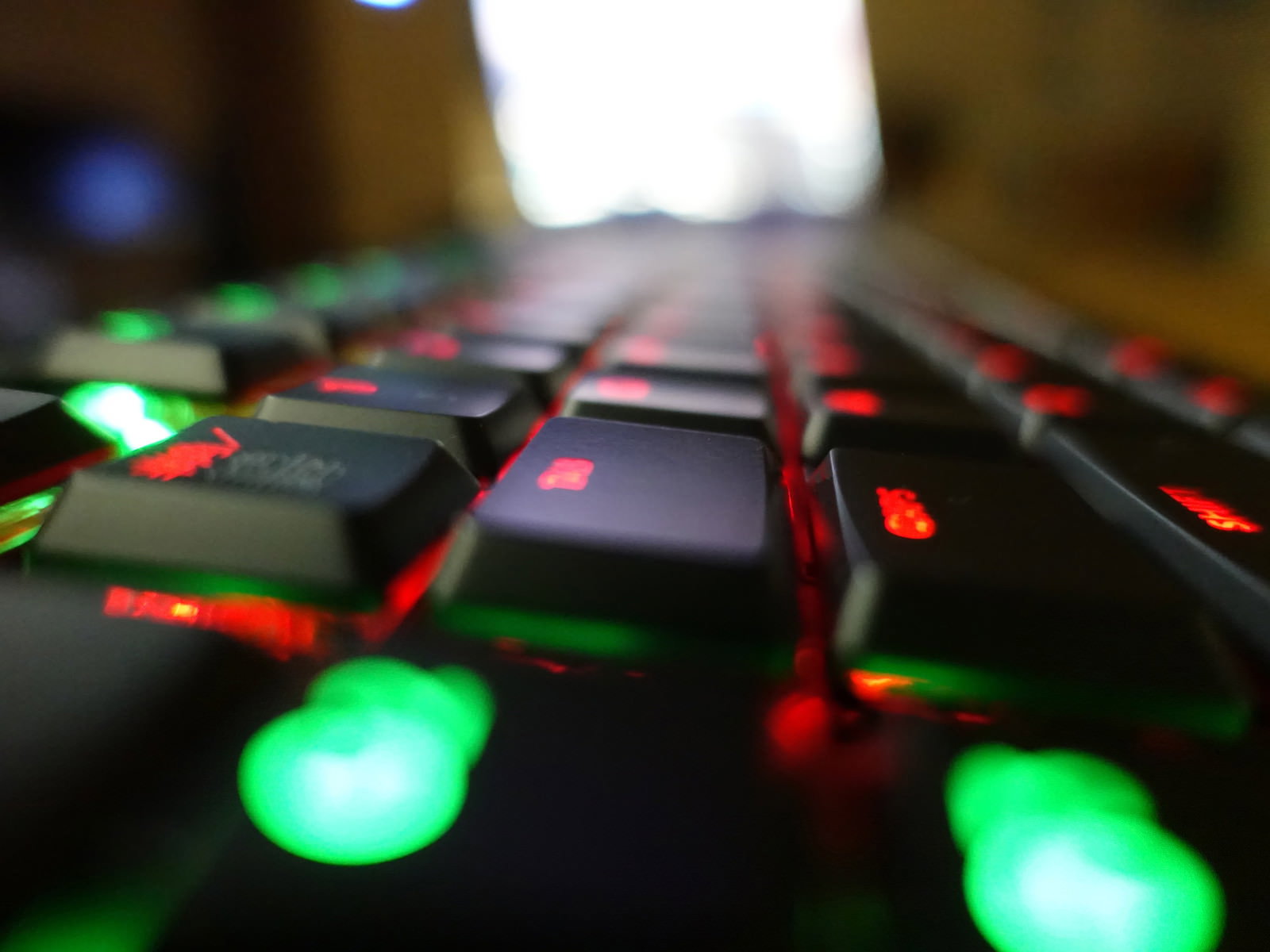 赤色と緑色のLEDライトが光るゲーミングキーボード